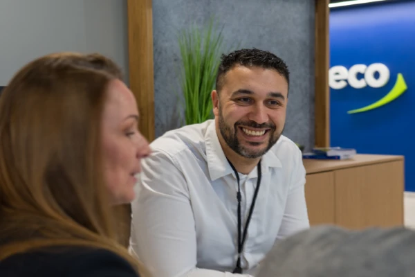 To mennesker som sitter 