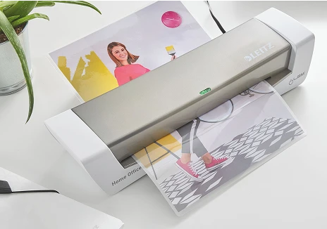 En laminator med ett ark inni