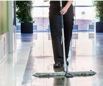 En person som mopper et gulv.